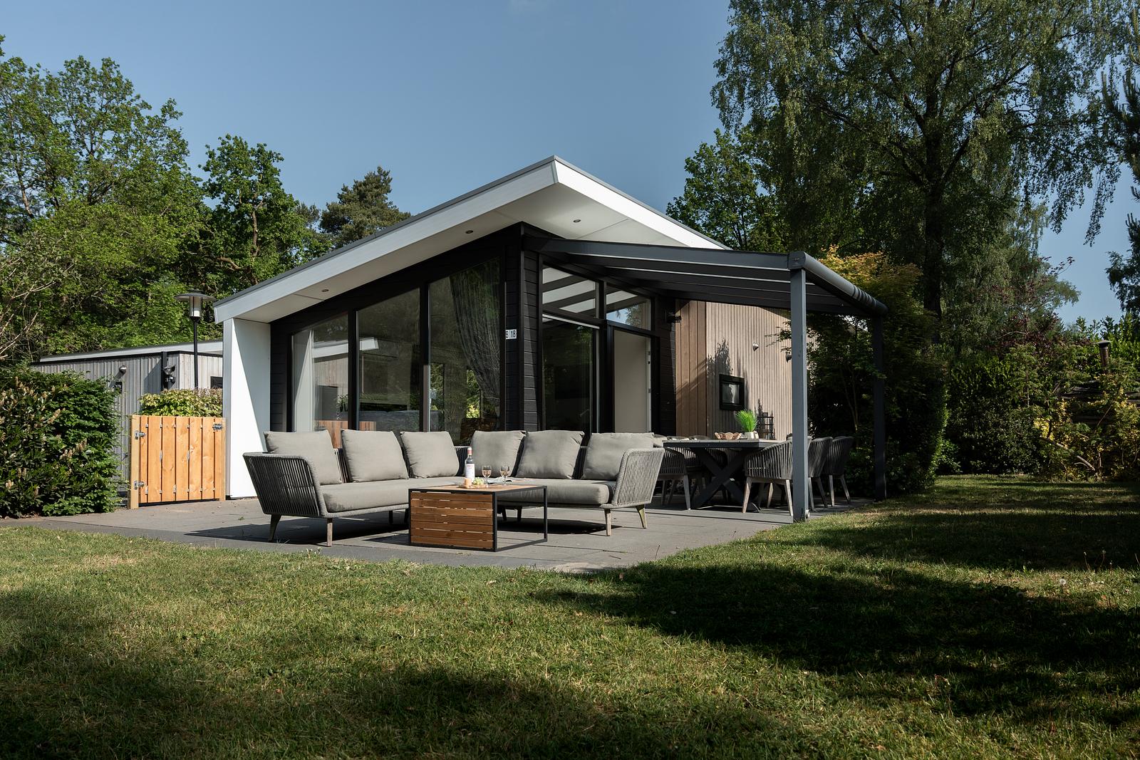 Bos Lodge met terras en houten hottub bij Berkenrhode