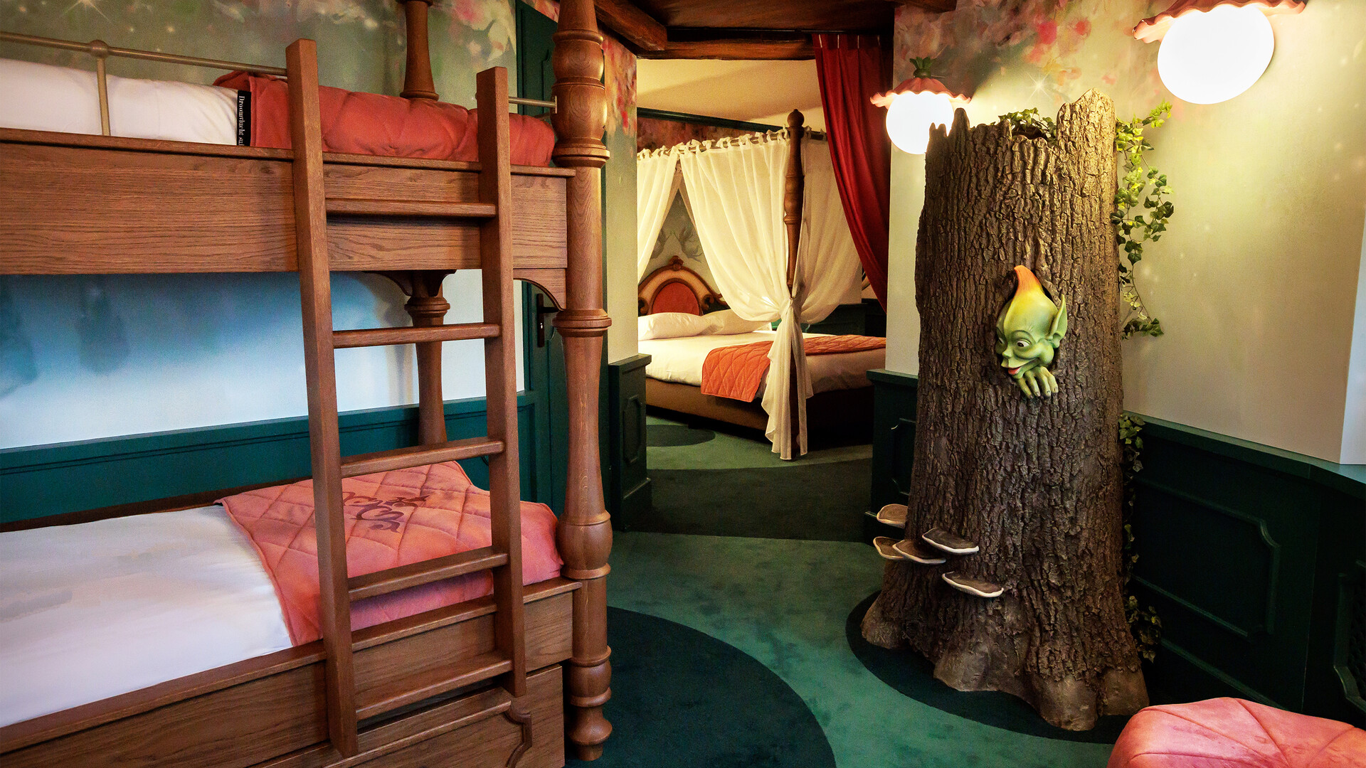 Slaapkamer van de Droomvlucht Suite met houten bedden, hemelbed en sprookjesdecor