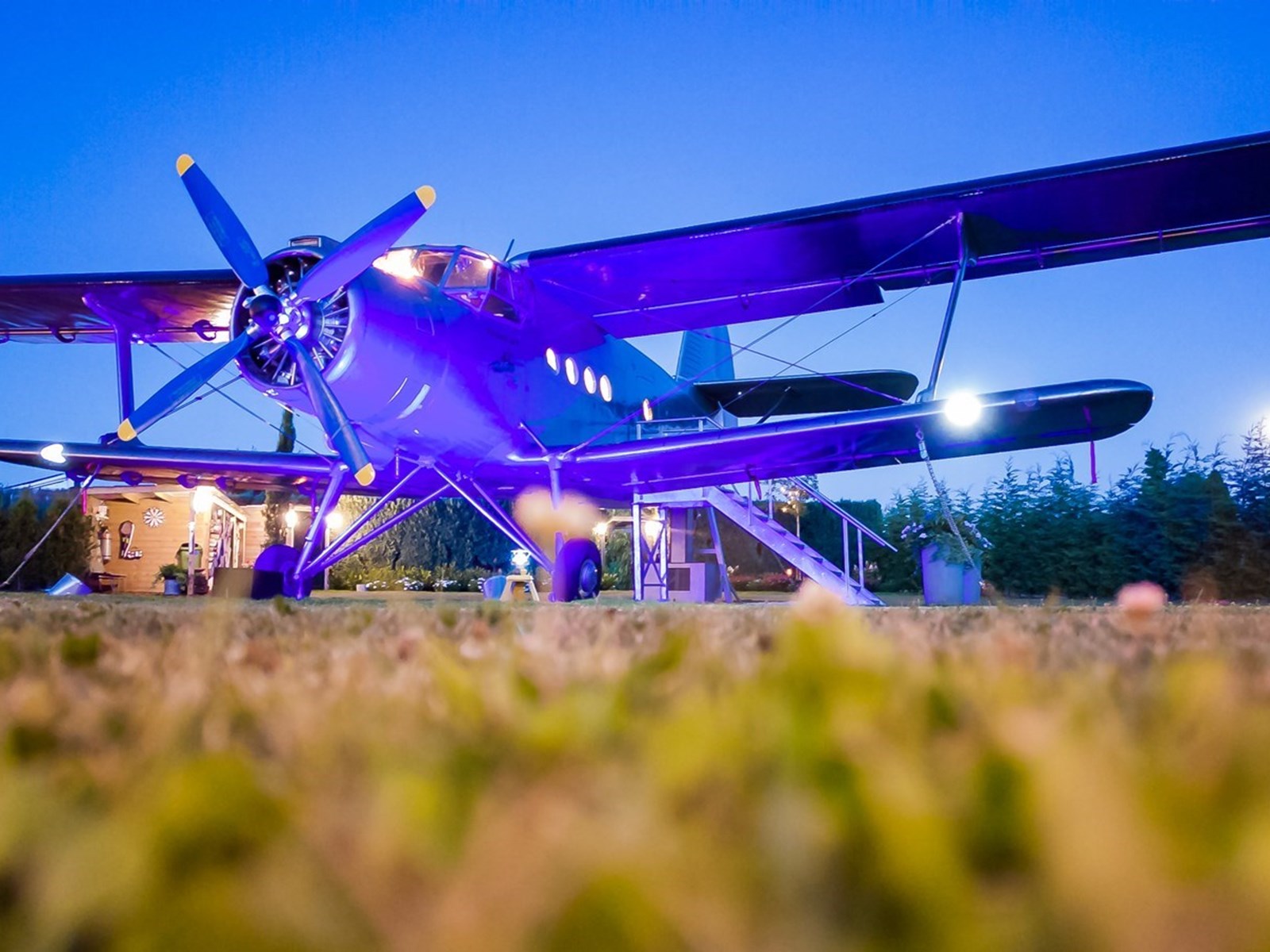 Verlicht Air Bilzenn-vliegtuig in de avond