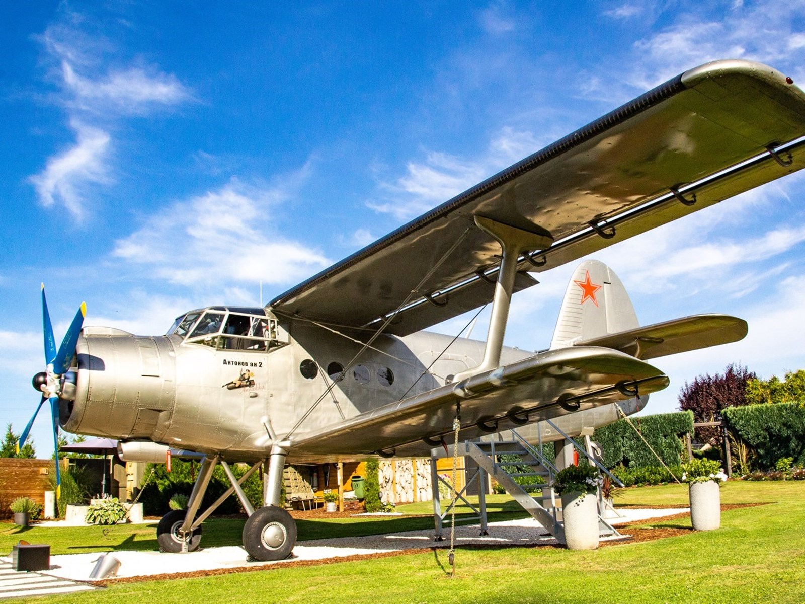 Antonov AN-2 dubbeldekker van Air Bilzenn op een grasveld in Eigenbilzen