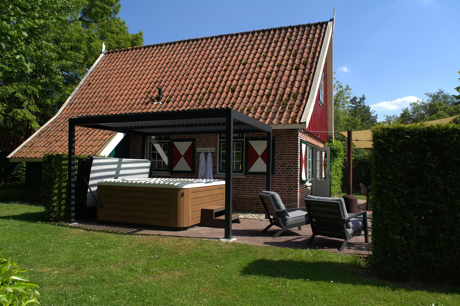 De Brittenburg met pannendak, terras en jacuzzi onder een pergola