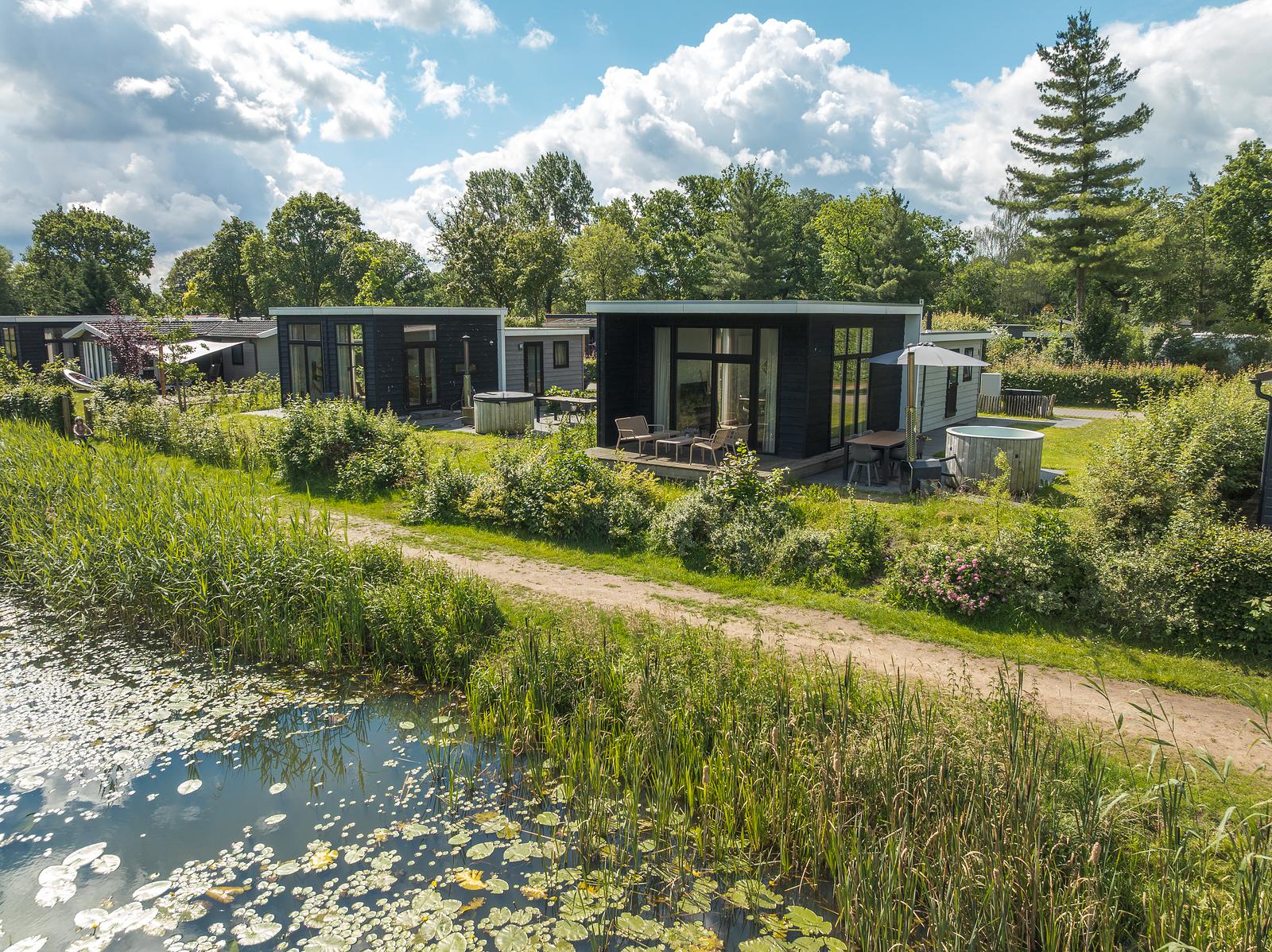 River Cabins bij Mölke met houten hottubs aan de oever van de Regge