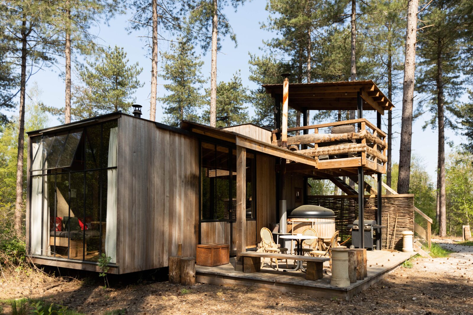 Houten Treetrunk-cabin bij Warredal met hottub, terras en verhoogd uitzichtplatform tussen de bomen